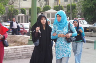 Про хиджаб - платок, которым женщины покрывают голову.