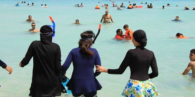 Спор о том, можно или нельзя плавать в буркини в Египте, закончился