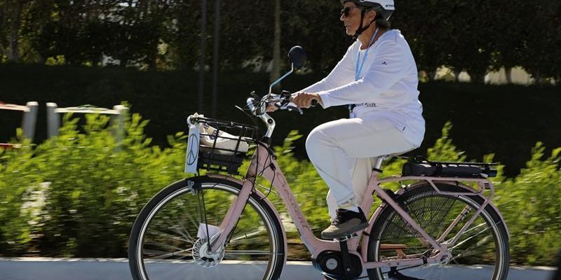 72-летняя Дороти Хильдебрандт едет на велосипеде на климатический саммит ООН COP27 в Шарм эль Шейхе, Египет.