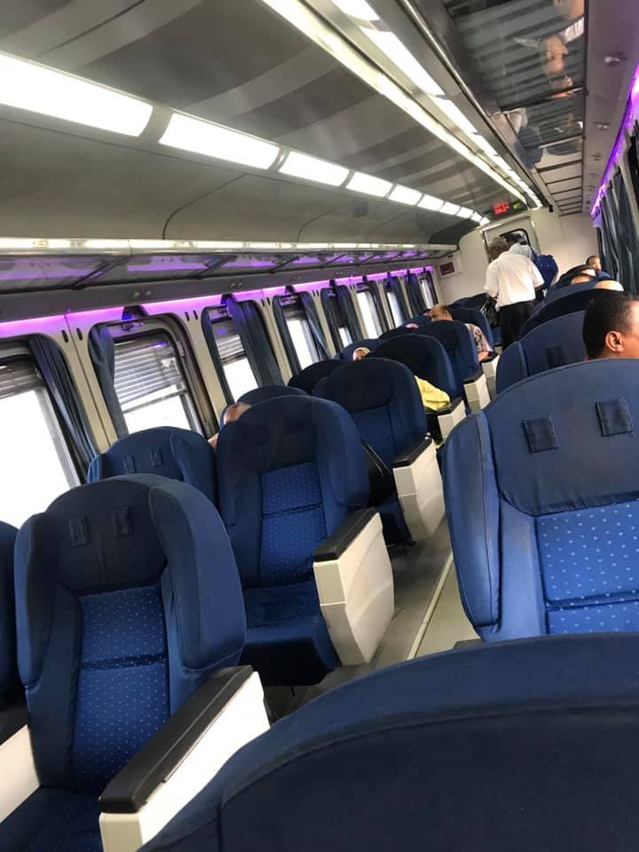 Поезда в Египте. Билеты на новый поезд, в который входят только вагоны первого и второго классов, будут стоить 200 египетских фунтов (8 долларов) за билеты первого класса и 150 (6 долларов) за билеты второго класса.