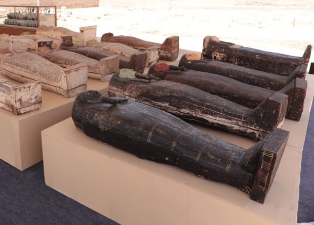 Археологи нашли в Саккаре 250 саркофагов с мумиями и тайник с бронзовыми статуями