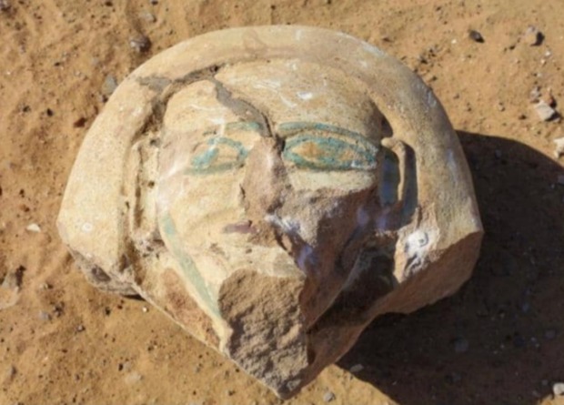 Археологи из египетско-итальянской миссии обнаружили к западу от города Асуан семейную гробницу, высеченную в скале. В погребальном сооружении им удалось найти 20 хорошо сохранившихся мумий греко-римского периода. 