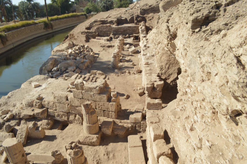 Археологи обнаружили 85 древних гробниц, сторожевую башню и храмовую площадку в египетском регионе Габаль аль-Хариди.