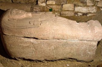 В Египте арестованы трое мужчин, пытавшихся украсть 10-тонную статую фараона Рамзеса II с помощью вилочного погрузчика.